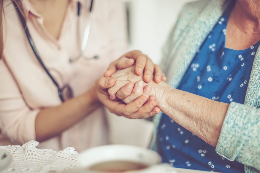 Manos entrelazadas de apoyo