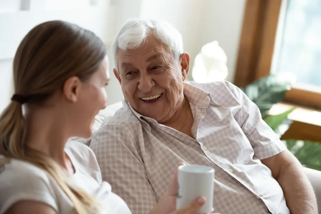 Mujer y hombre sonriendo juntos